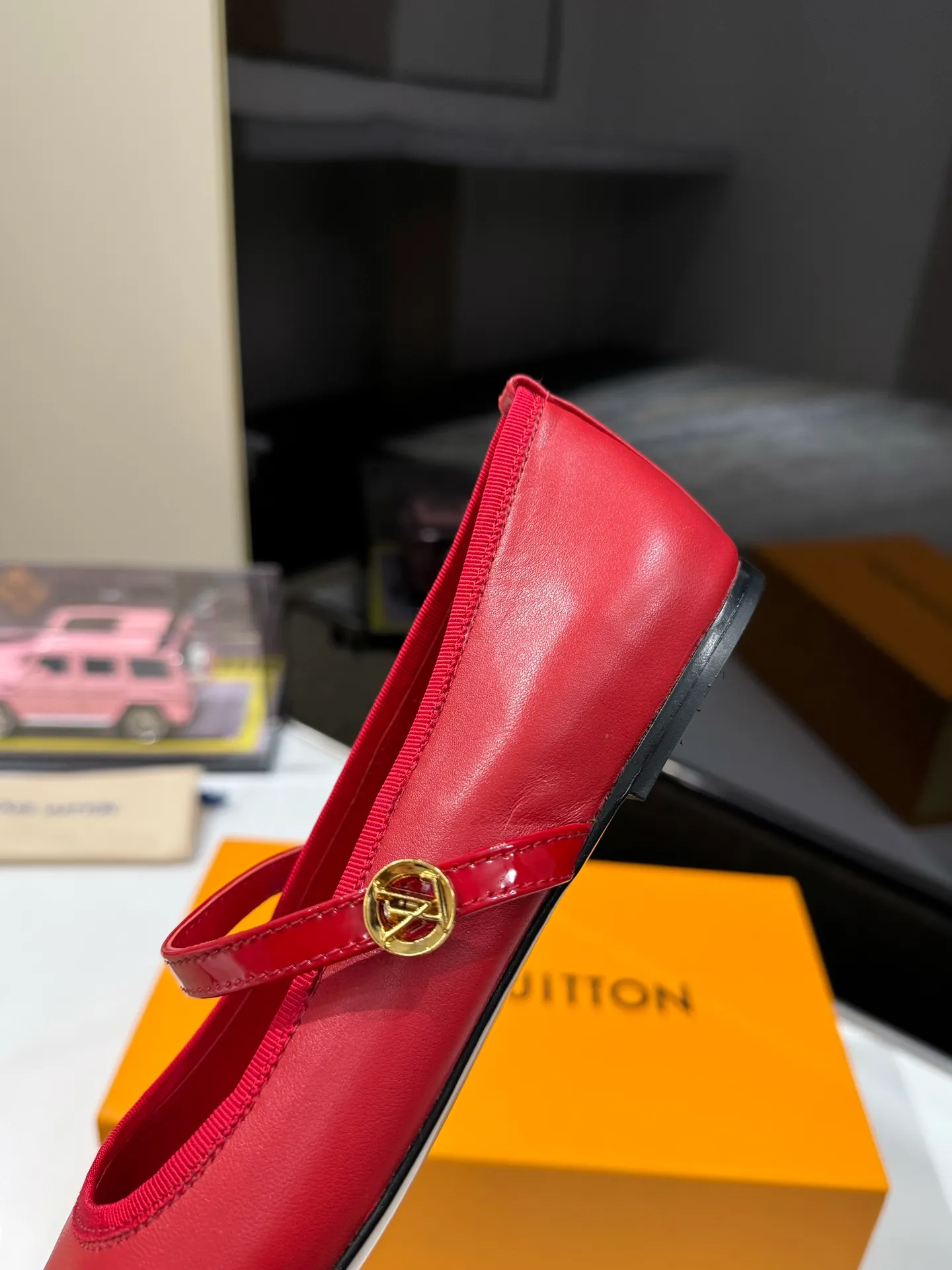 👟👟Ex-factory price 600👟👟 👟👟LV | Louis Vuitton 25𝐬𝐬 🧡💚2025 early spring new top version‼ ️The original version is the same. The counter specializes in the latest ROMY flat ballet shoes. Hard goods are new🆕 ❥Purchase level! Full of high-end feel! A popular model among bloggers at home and abroad, it’s retro and fashionable and looks amazing on your feet! Mainly recommended models on the official website★ ✅Upper: Highly customized denim/lambskin/presbyopia leather ✅Inner lining: imported sheepskin lining ✅Outsole: original Italian leather outsole ✅Shoe size: 35-39 (customized for 40, 41, 42) ✅Packaging: full set of exquisite packaging